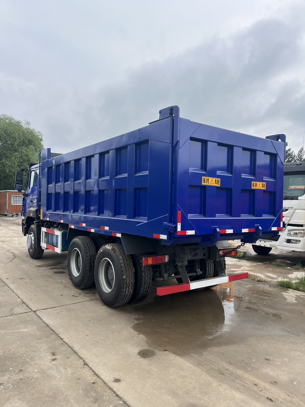 
								HOWO NX 6X4 Dump Truck full									