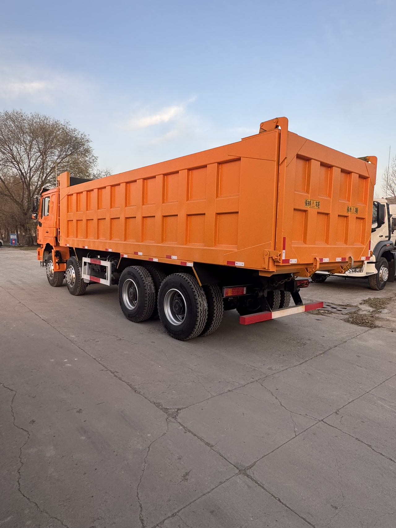 
								Shacman 8×4 Dump Truck full									