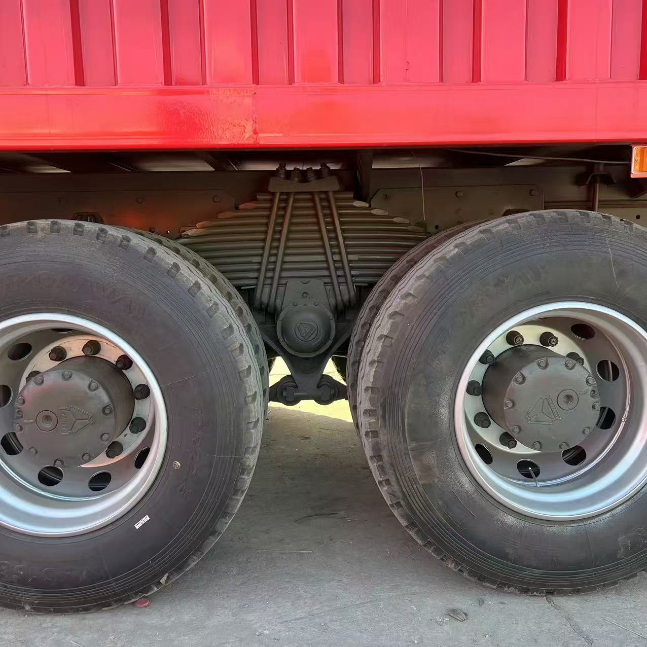 
								HOWO 8X4 Box Truck full									