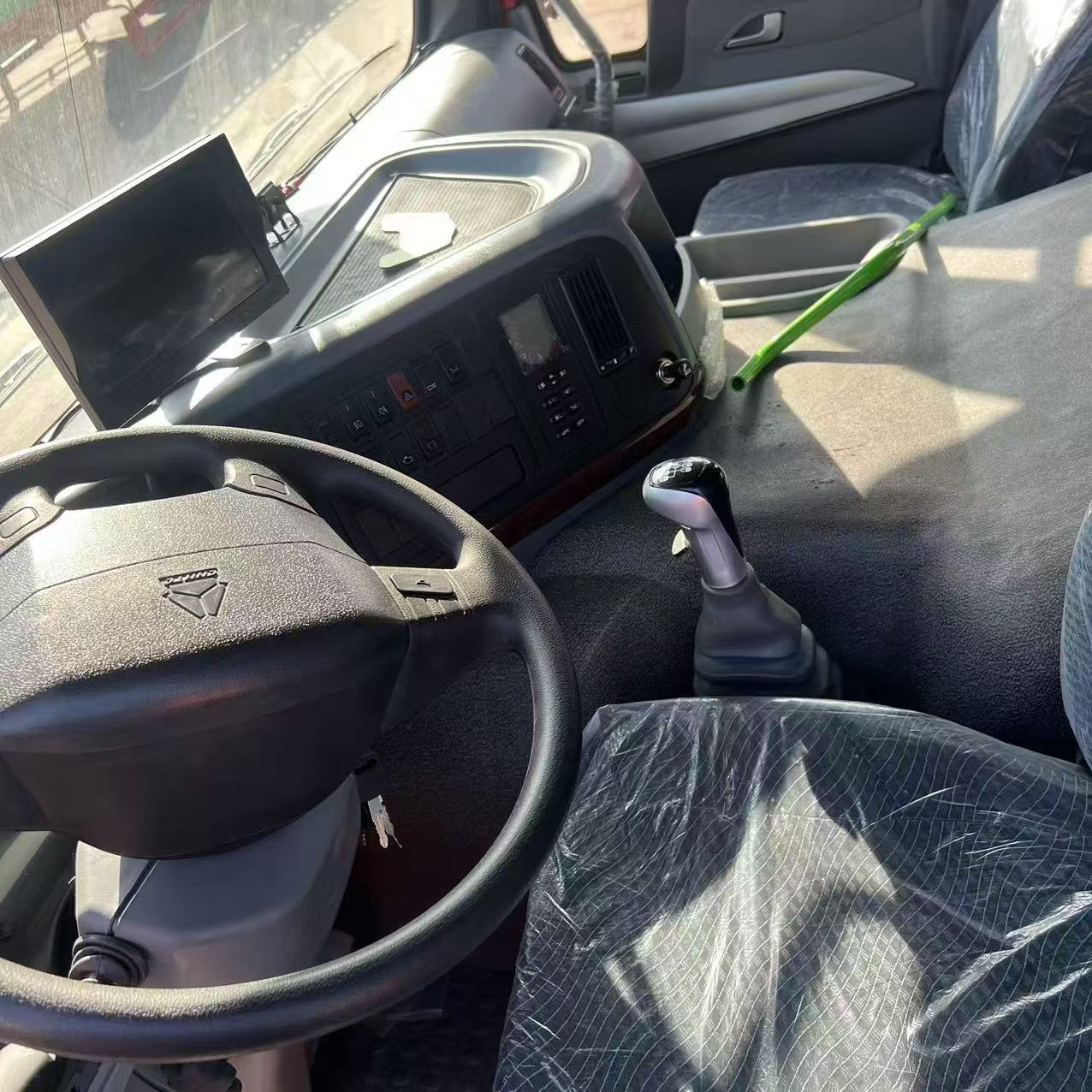 
								HOWO 8X4 Box Truck full									