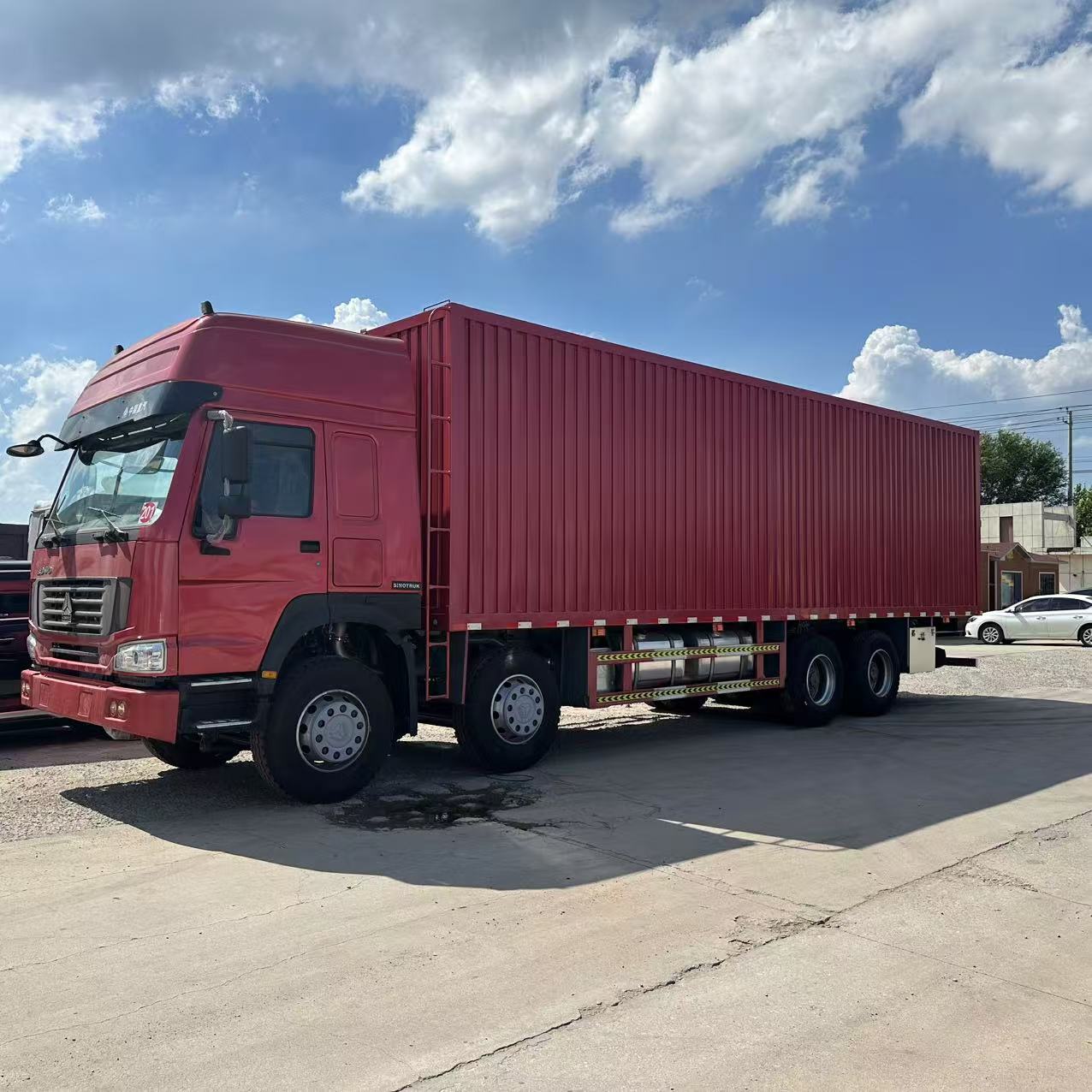 
								HOWO 8X4 Box Truck full									