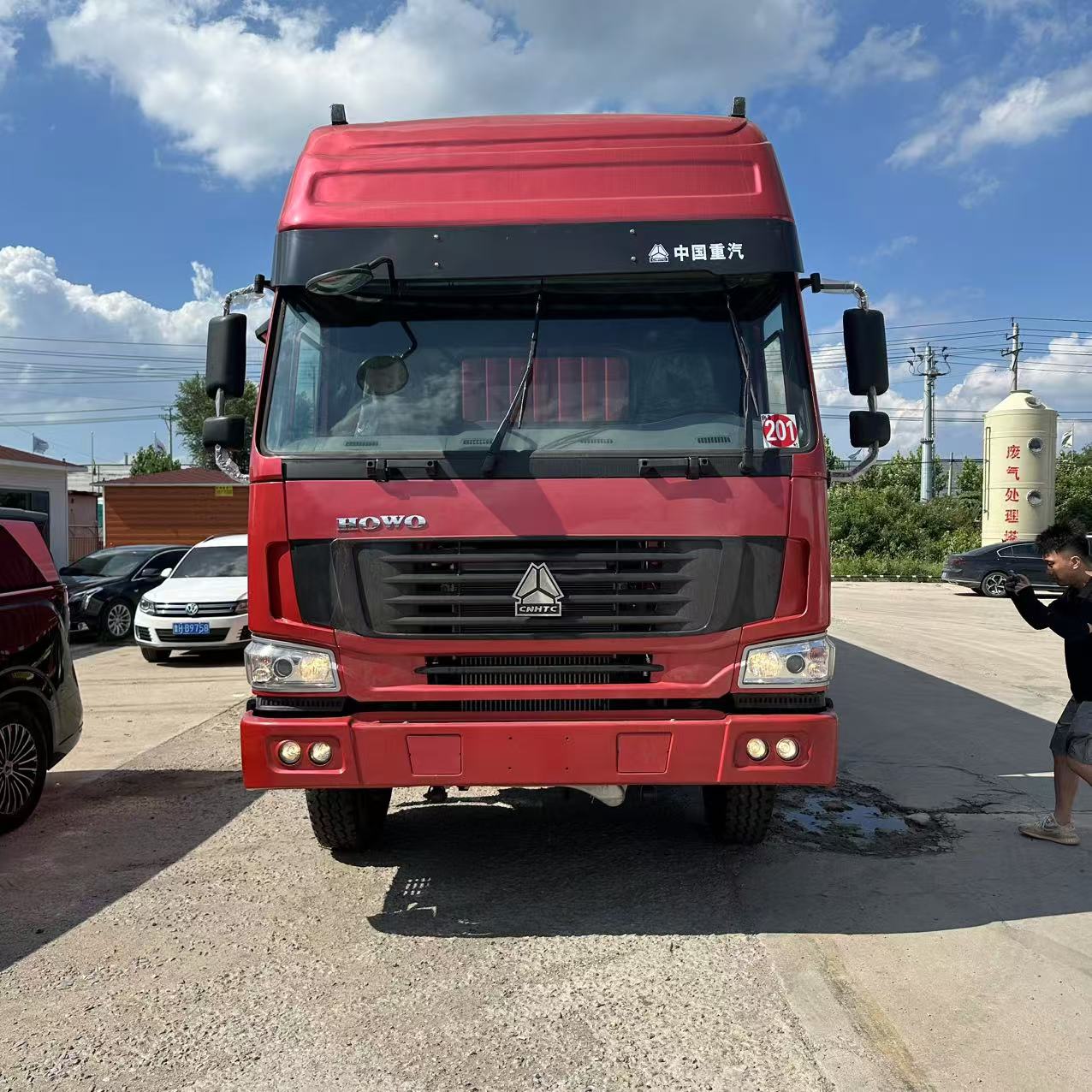 
								HOWO 8X4 Box Truck full									