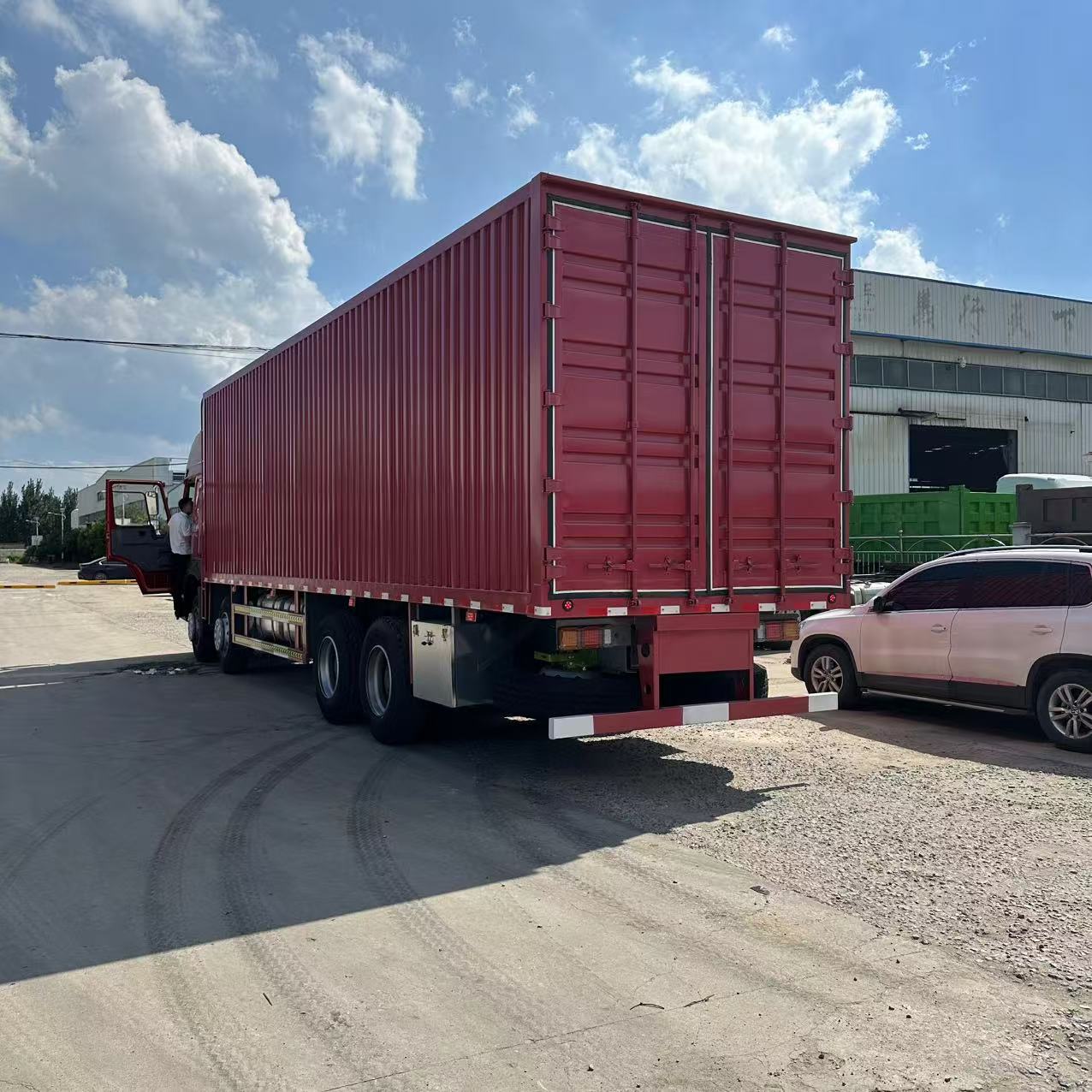 
								HOWO 8X4 Box Truck full									