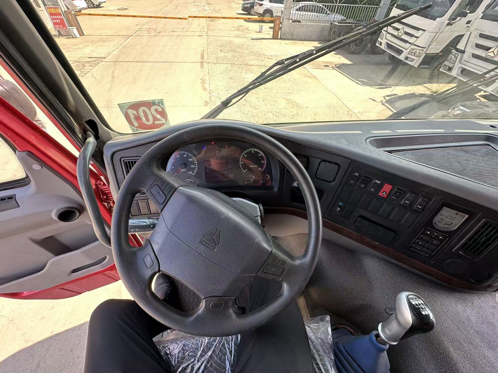 
								HOWO 8X4 Box Truck full									