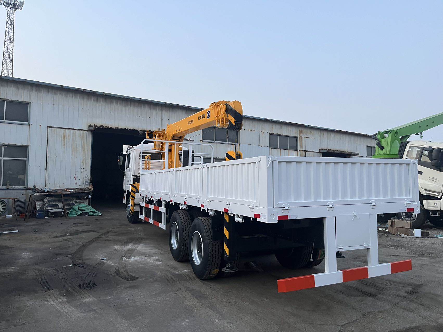 
								Shacman 6×4 Crane Truck full									