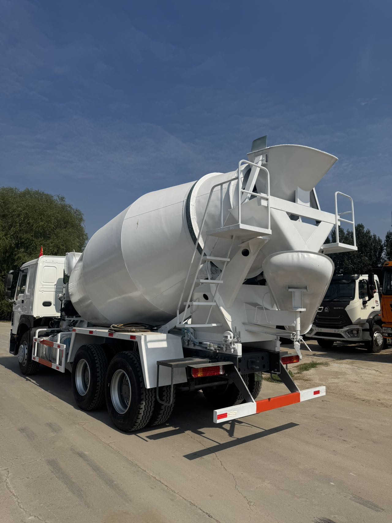
								HOWO 6X4 Concrete Mixer full									