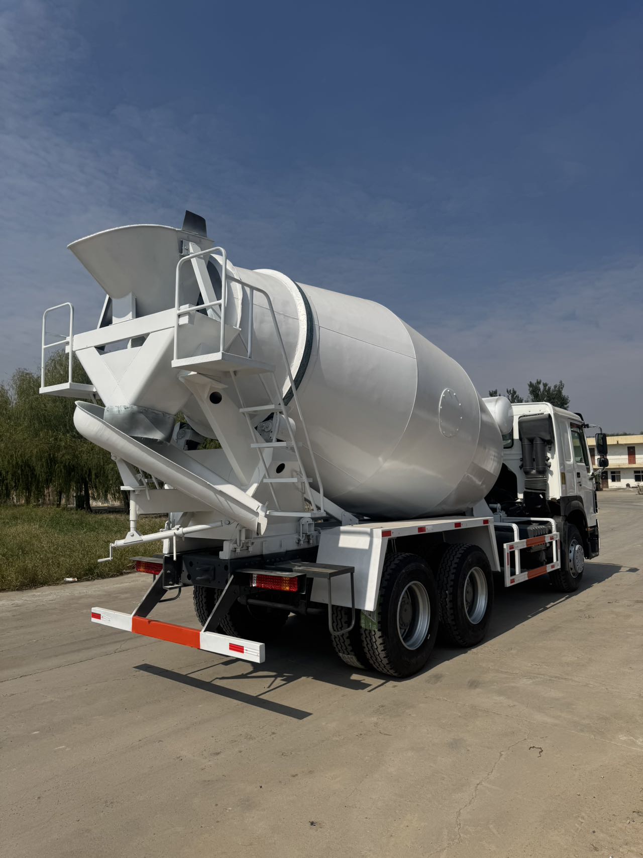 
								HOWO 6X4 Concrete Mixer full									