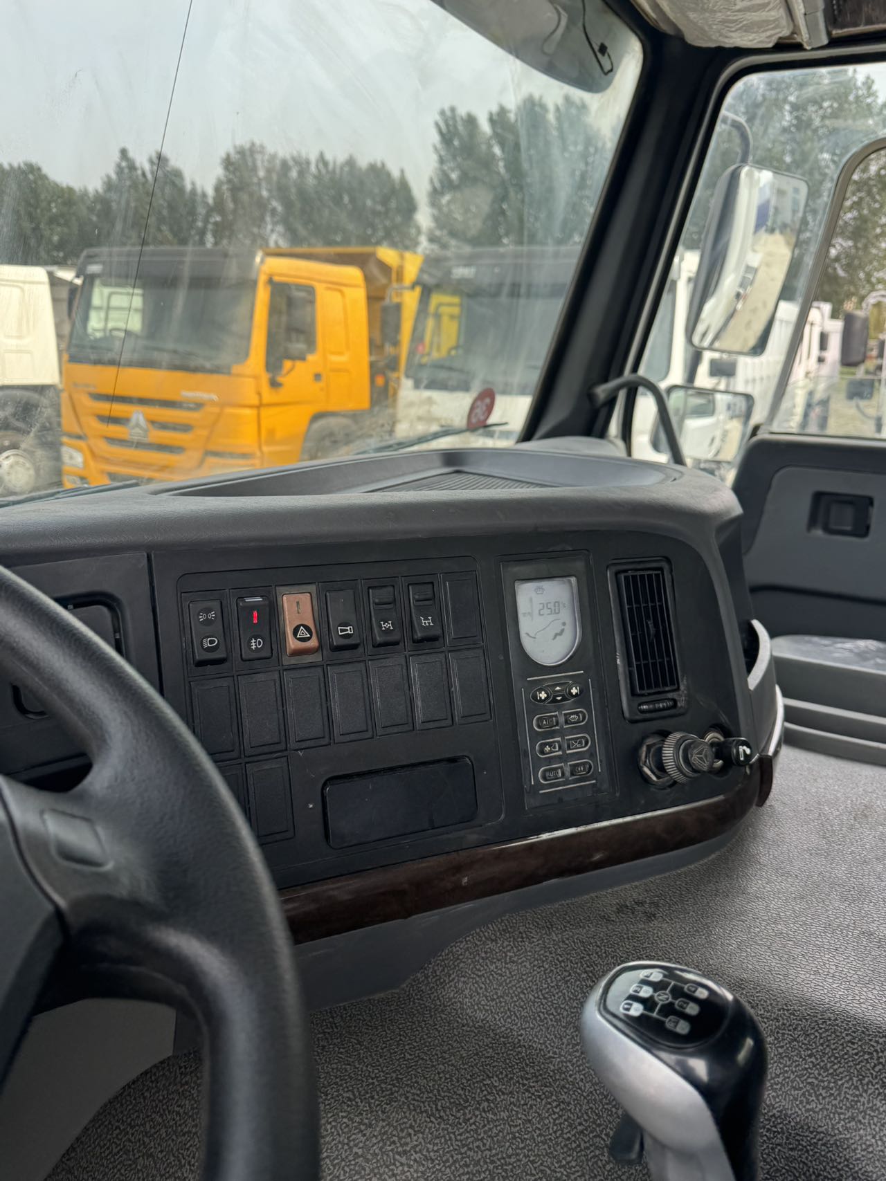 
								HOWO 6X4 Concrete Mixer full									