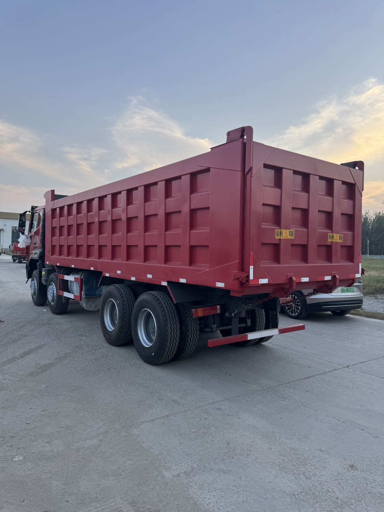 
								HOWO 6X4 Dump Truck full									
