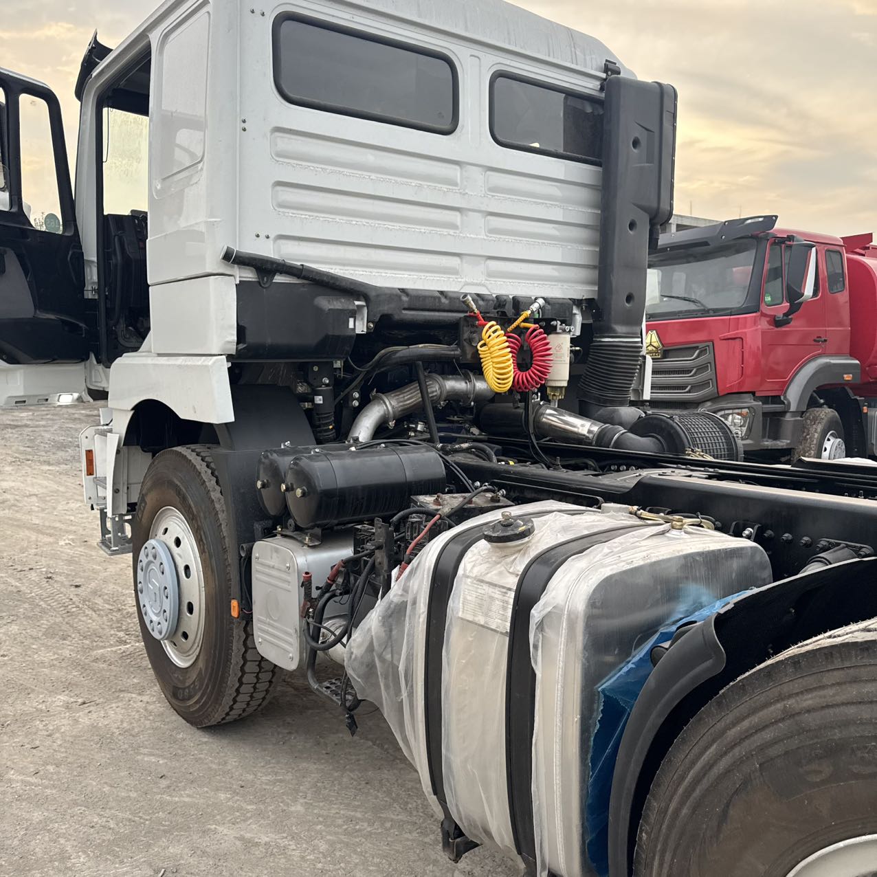 
								Shacman 6×4 Truck Head full									