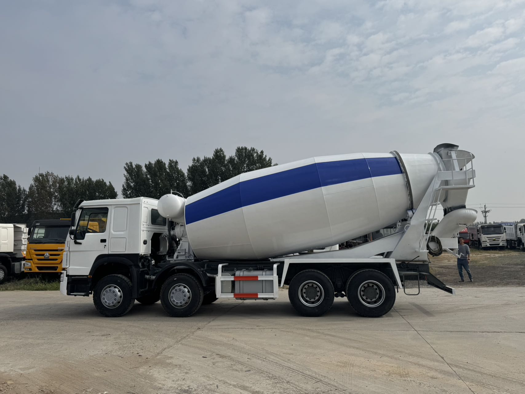 
								HOWO 6X4 Concrete Mixer full									