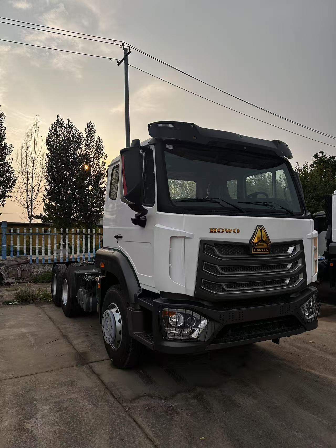 
								HOWO 6X4 Truck Head full									