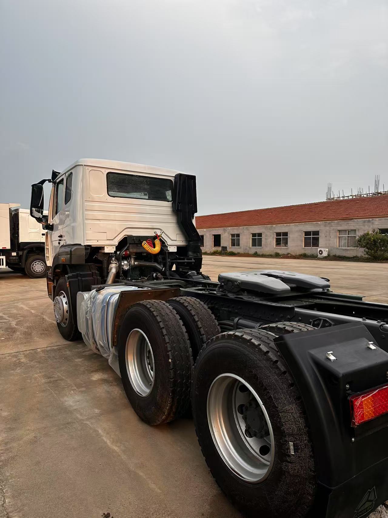 
								HOWO 6X4 Truck Head full									