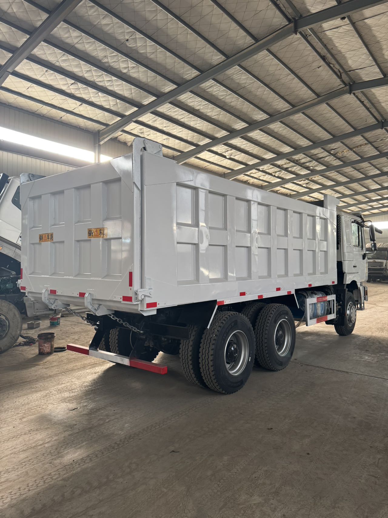 
								Shacman 6×4 Dump Truck full									