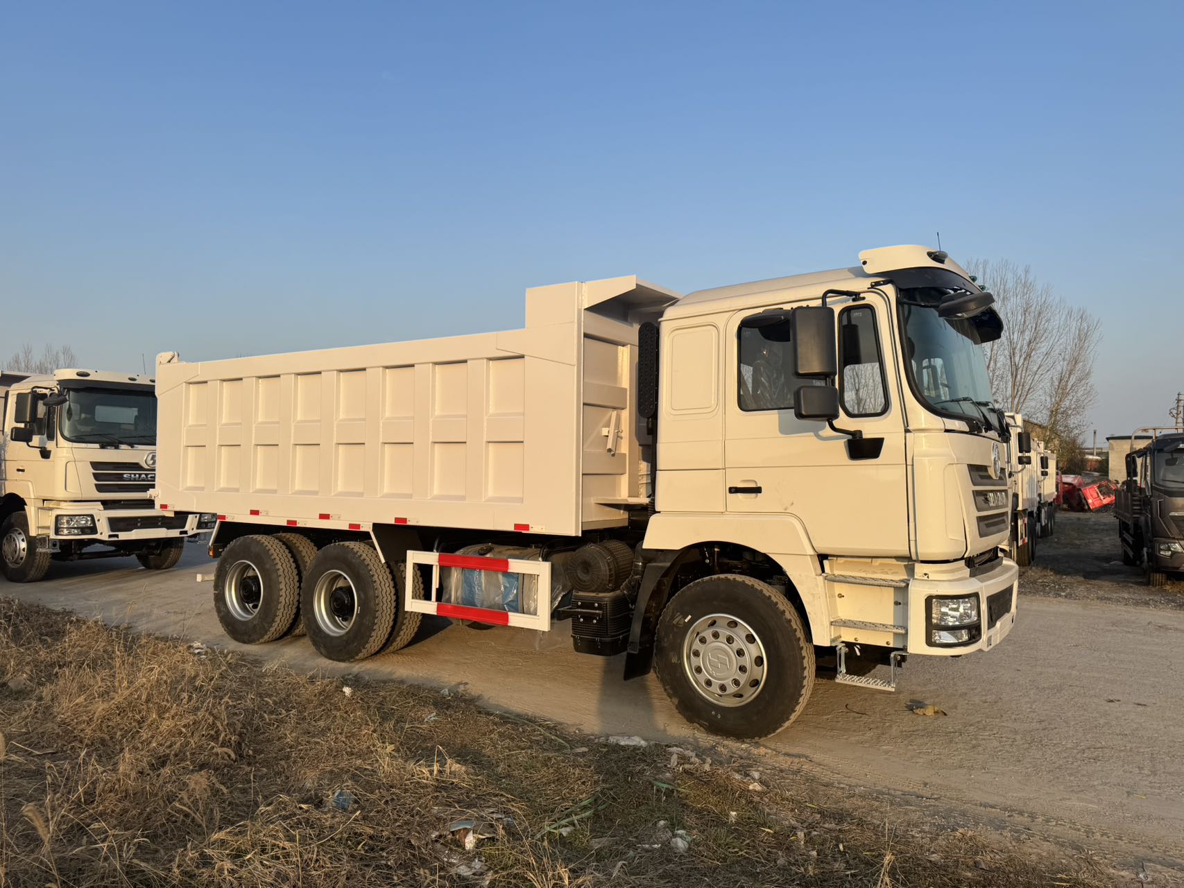 
								Shacman 6×4 Dump Truck full									