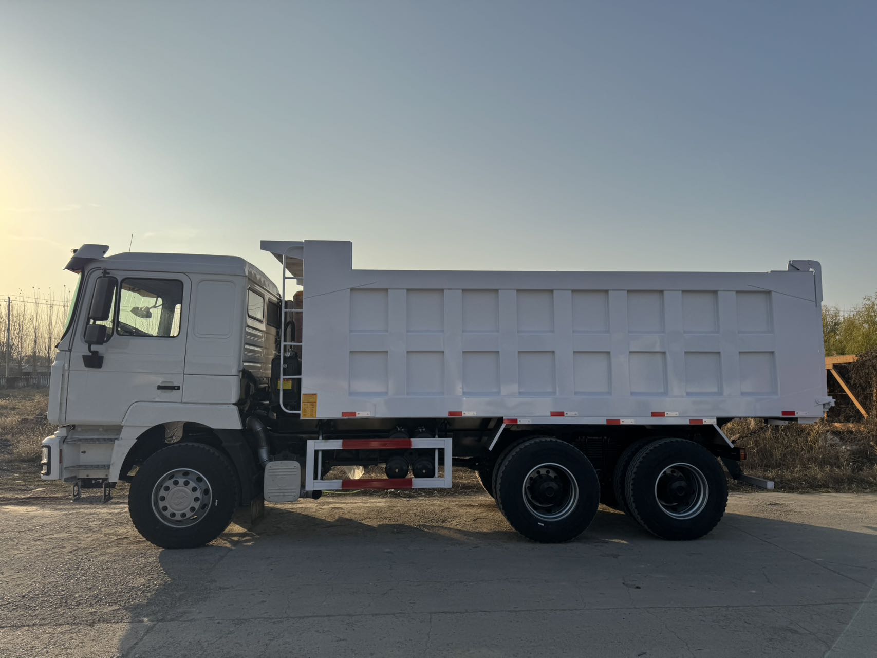 
								Shacman 6×4 Dump Truck full									