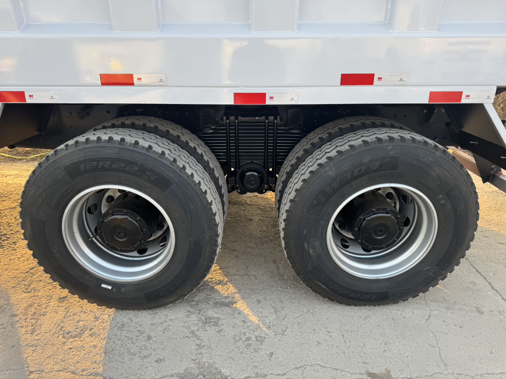 
								Shacman 6×4 Dump Truck full									