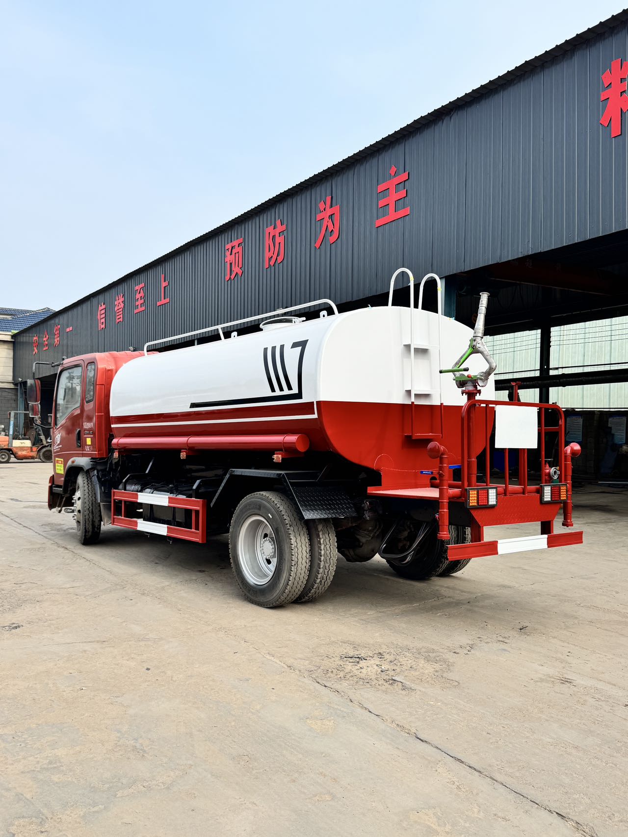 
								HOWO 4X2 Water Truck full									