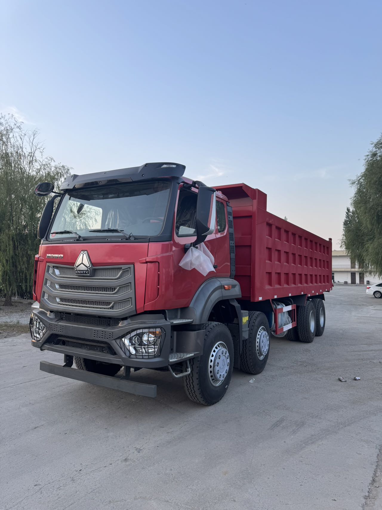 
								HOWO NX 8X4 Dump Truck full									