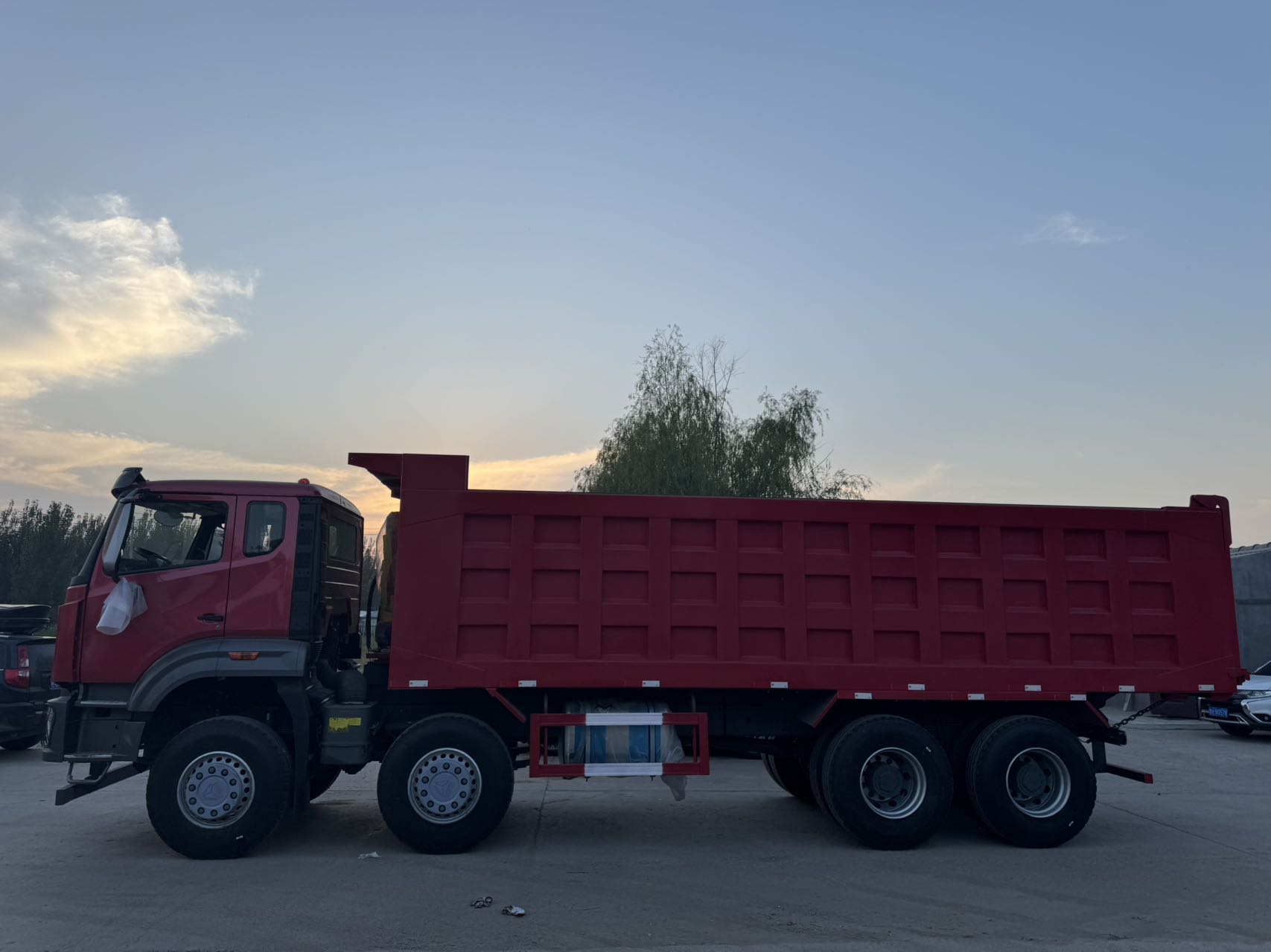 
								HOWO NX 8X4 Dump Truck full									