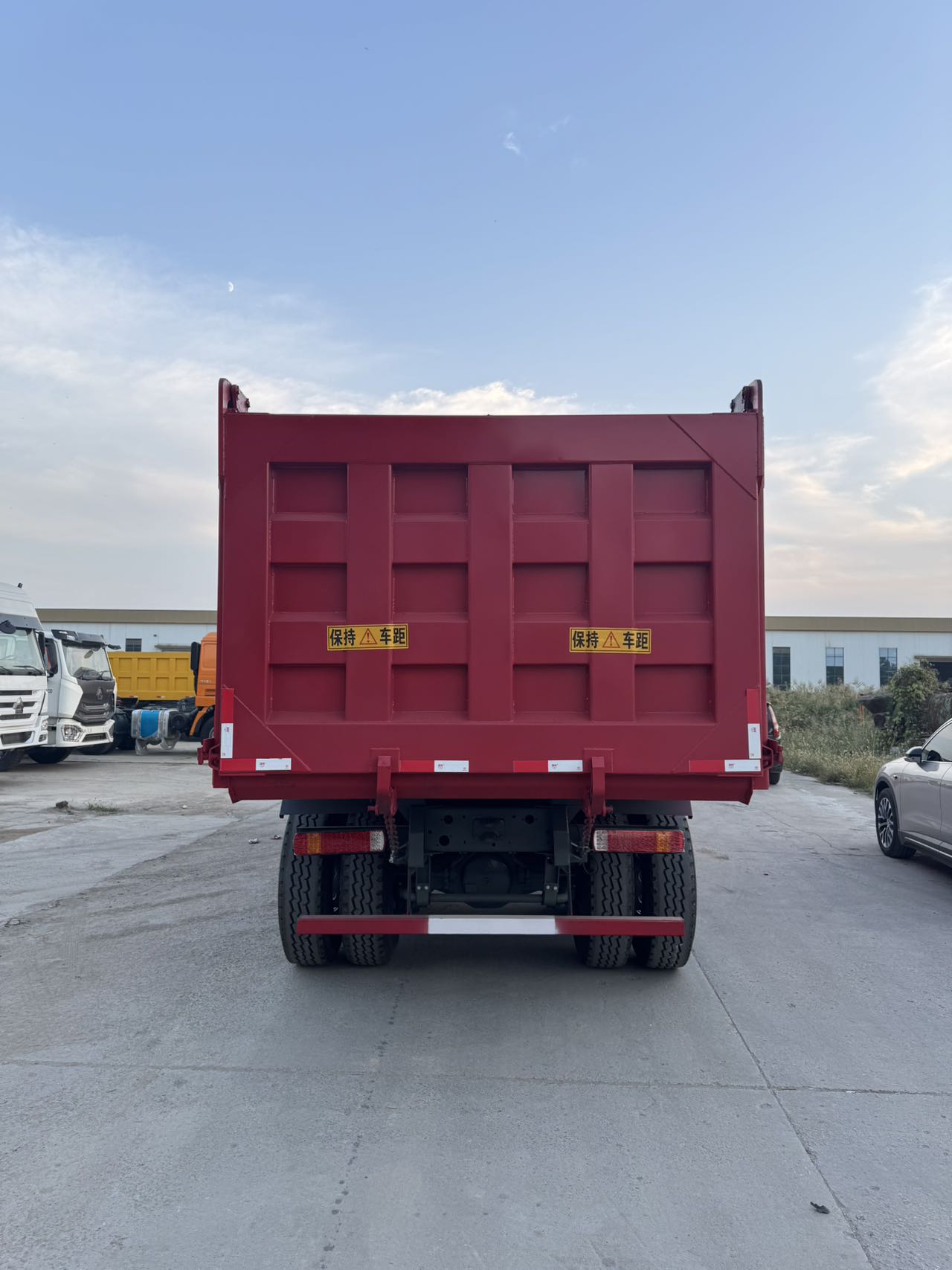
								HOWO NX 8X4 Dump Truck full									