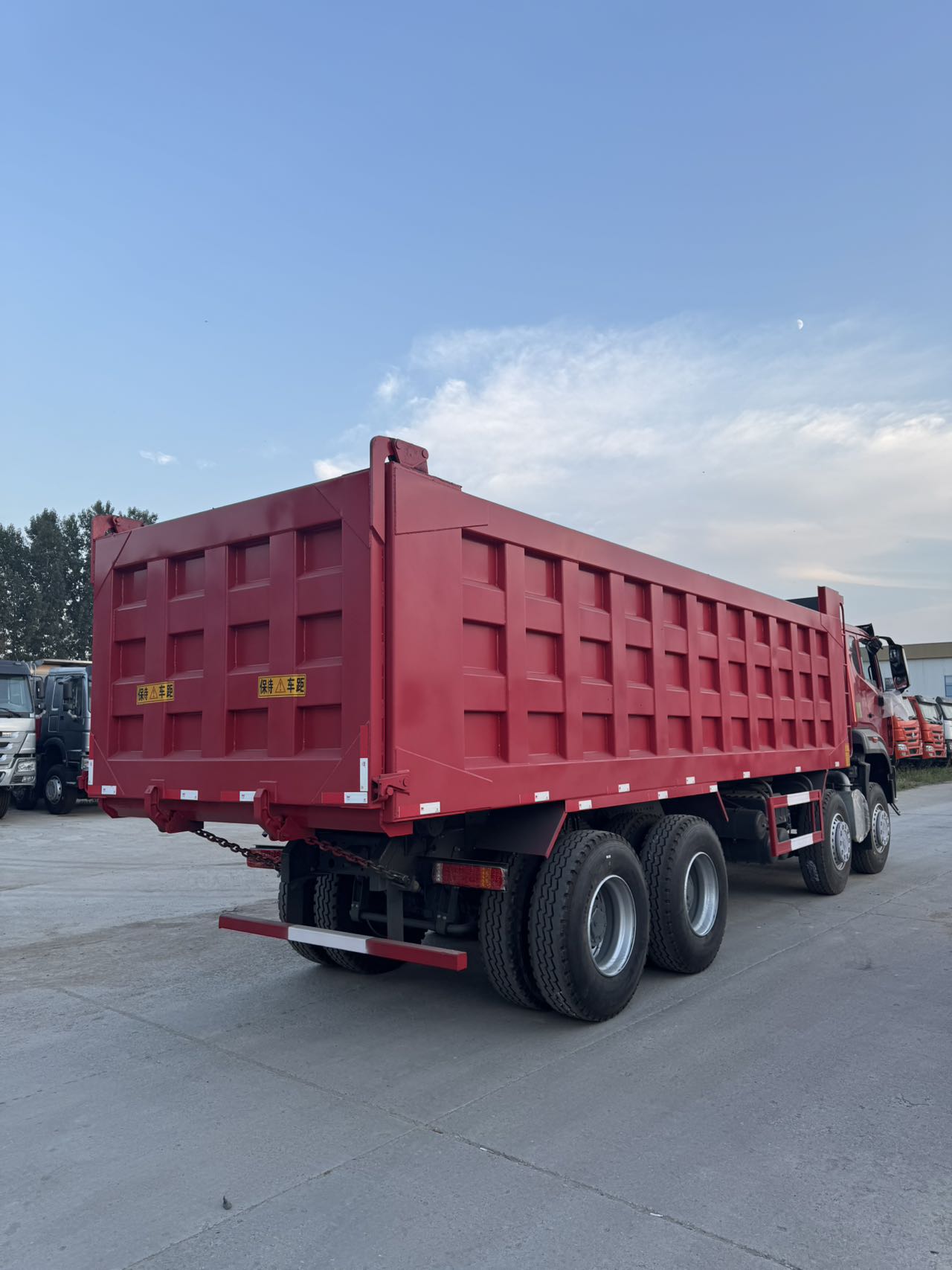 
								HOWO NX 8X4 Dump Truck full									