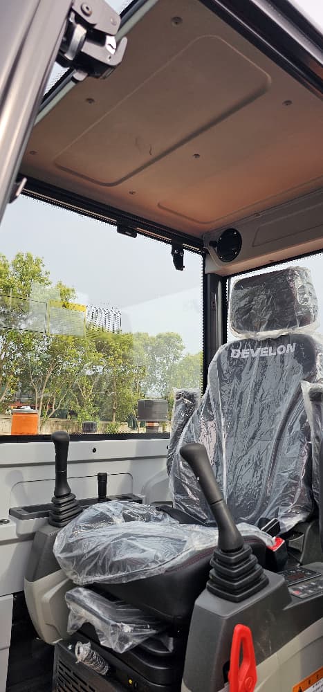 
								Develon DX60 excavator full									