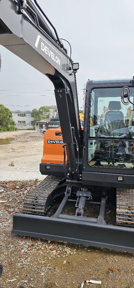 
								Develon DX60 excavator full									