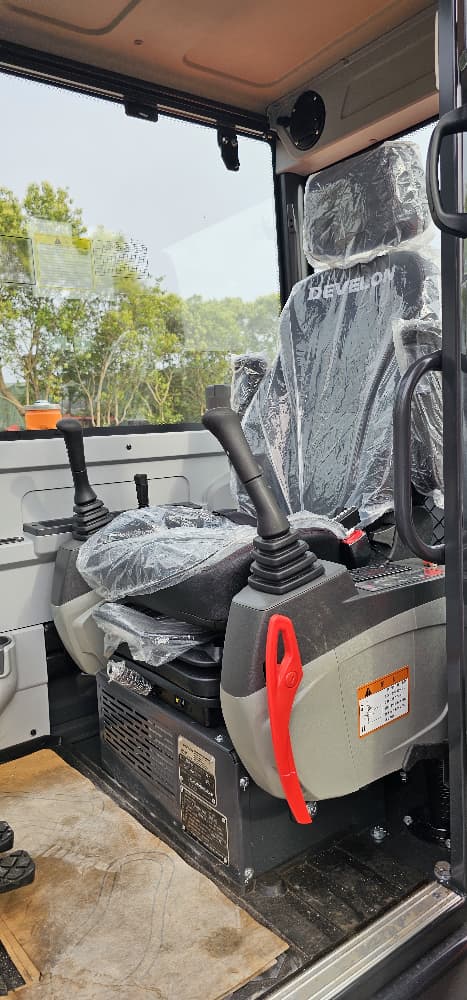 
								Develon DX60 excavator full									