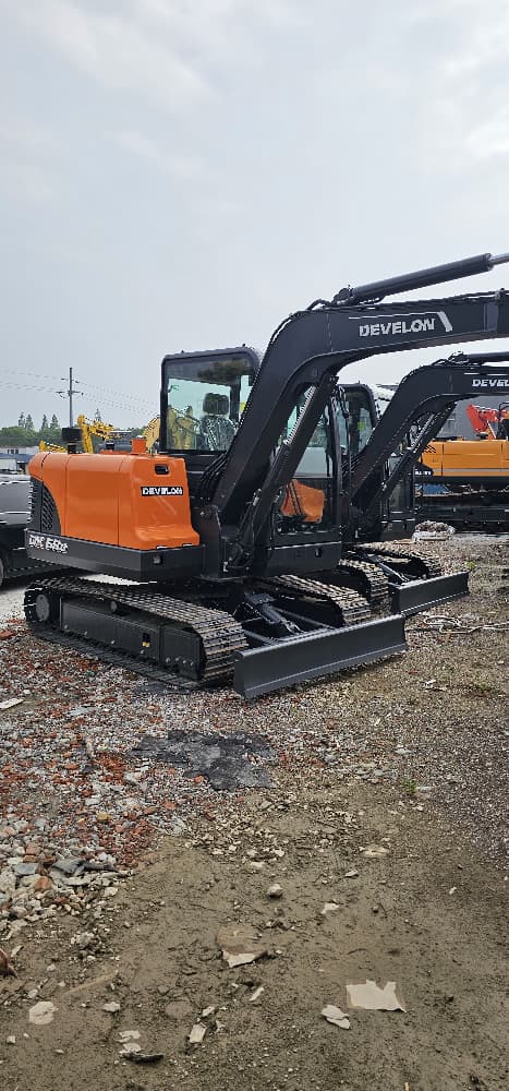 
								Develon DX60 excavator full									