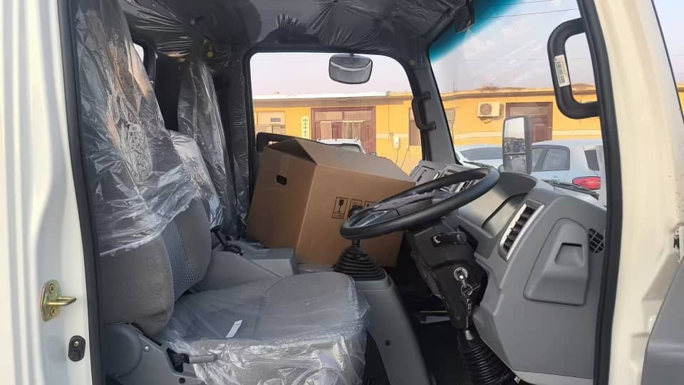 
								Howo water truck full									