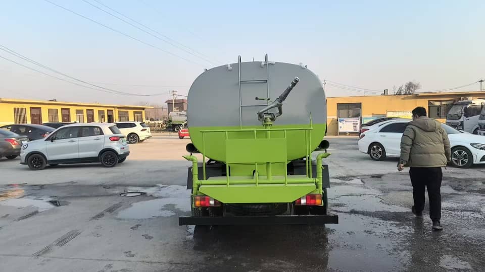 
								Howo water truck full									