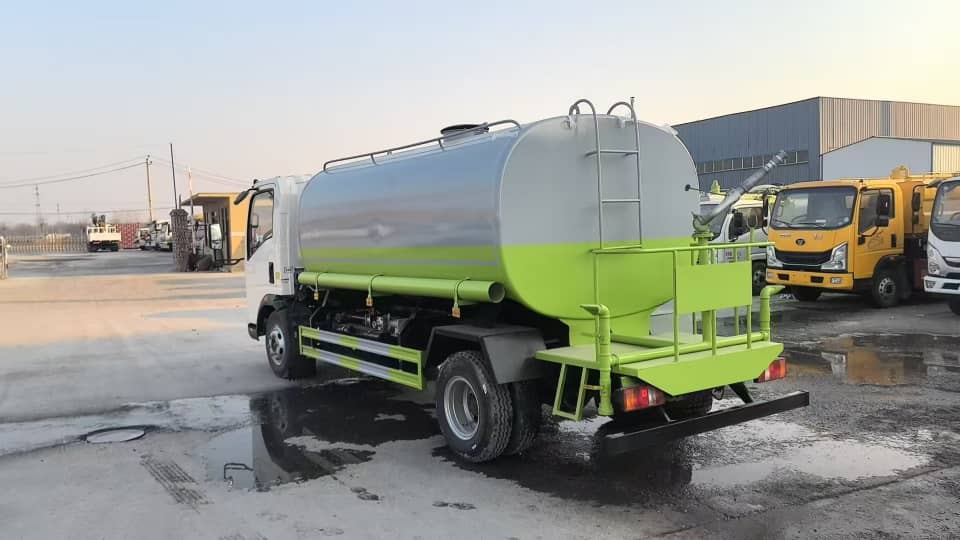 
								Howo water truck full									