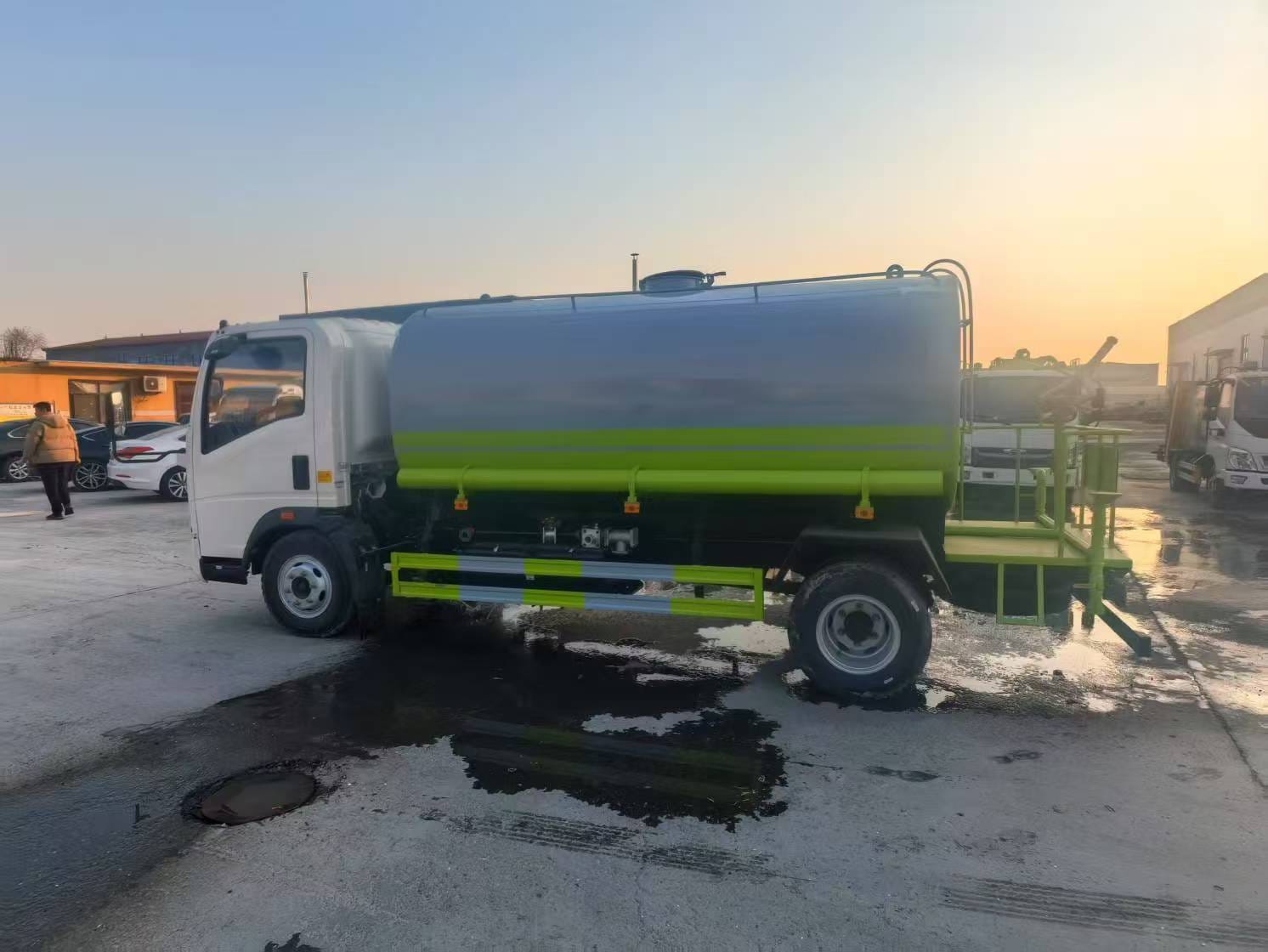 
								Howo water truck full									