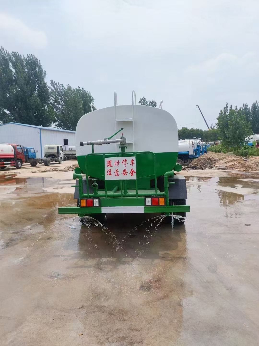 
								Howo water truck full									