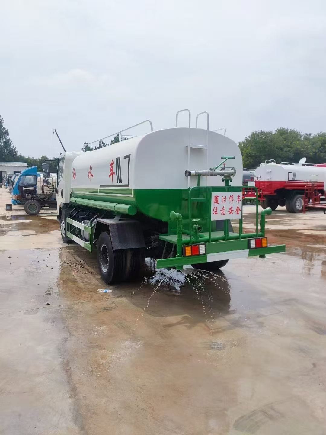 
								Howo water truck full									