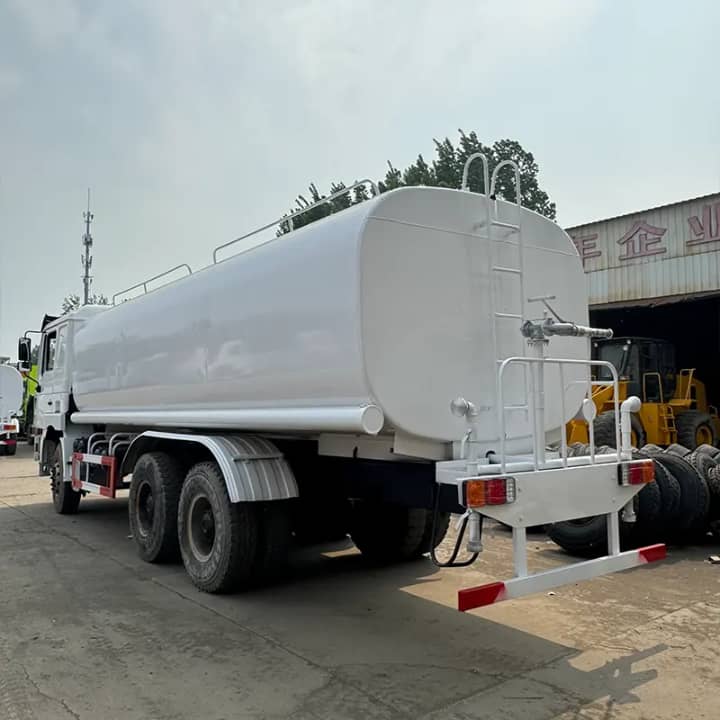 
								Shacman Water truck full									