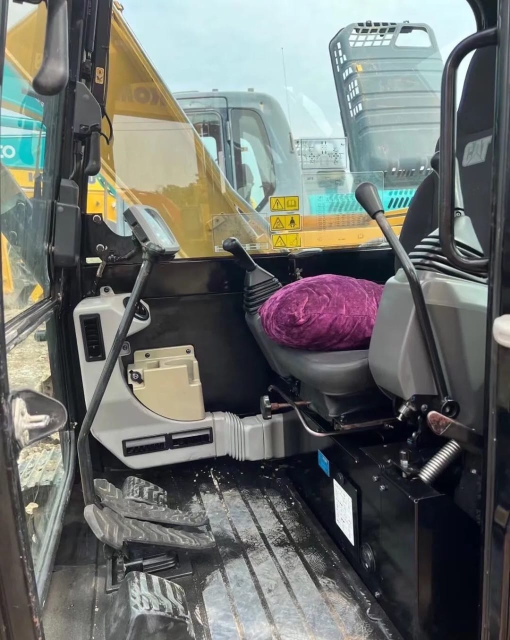 
								Cat307 Excavator full									