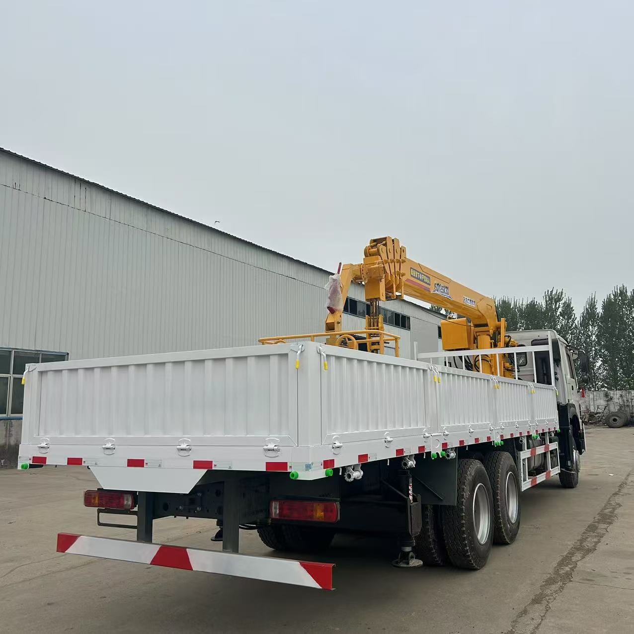 
								Howo crane truck full									