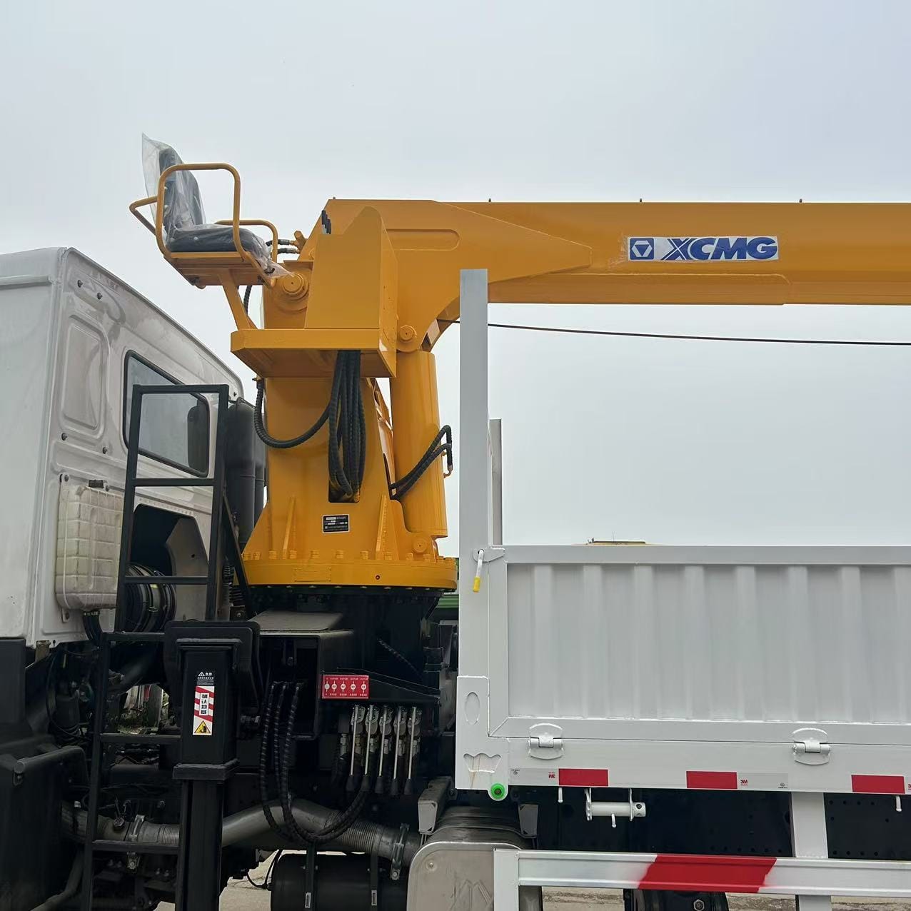 
								Howo crane truck full									