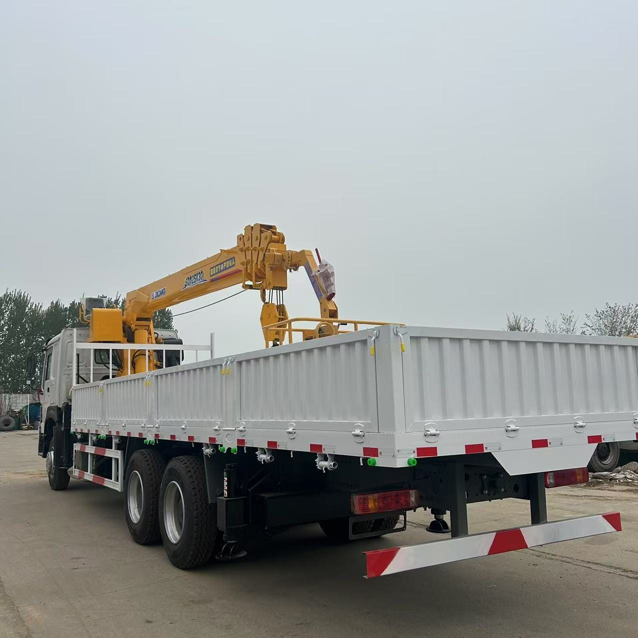 
								Howo crane truck full									