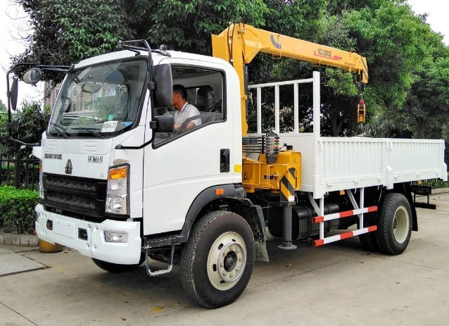 
								Howo crane truck full									