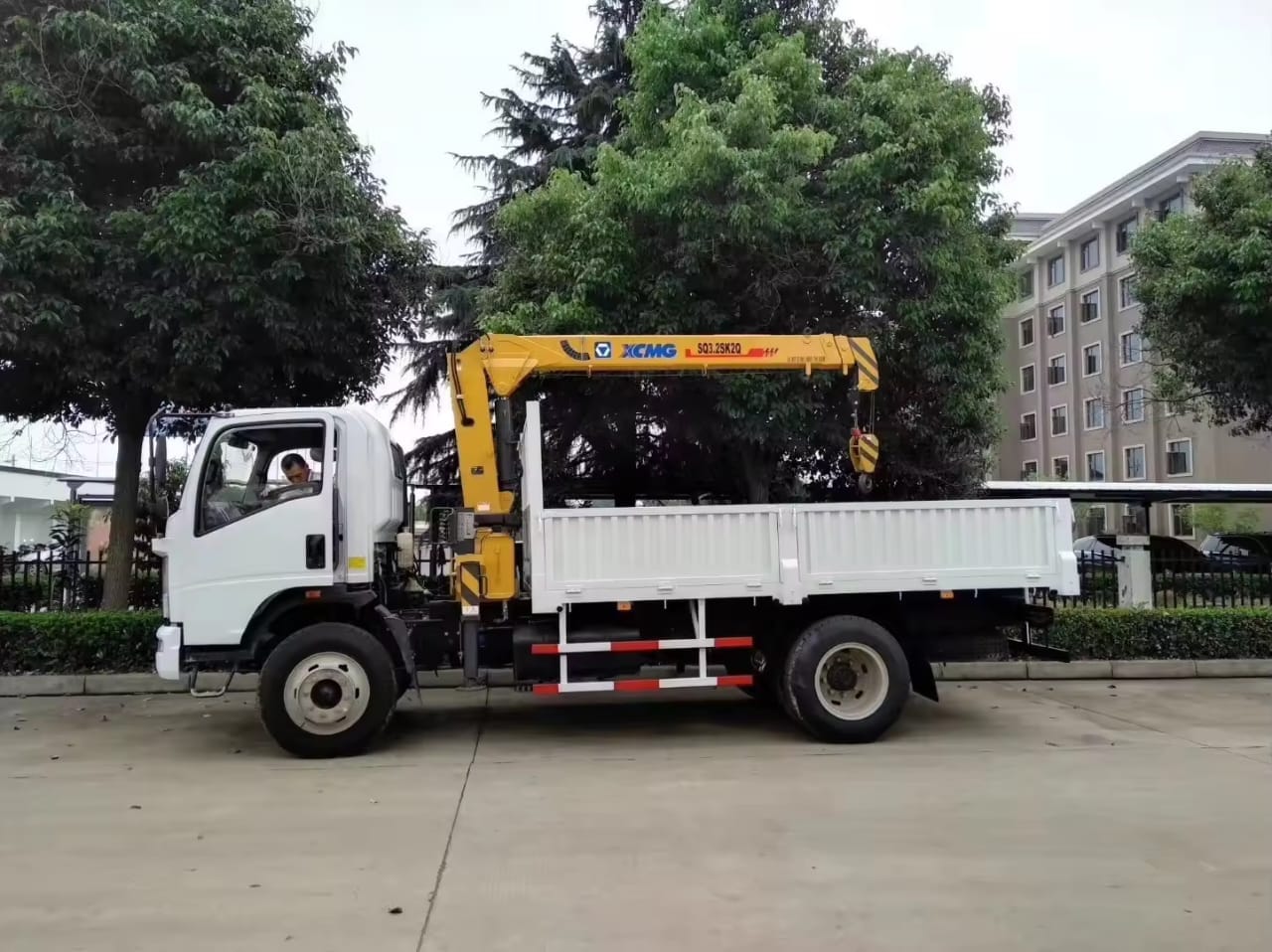 
								Howo crane truck full									