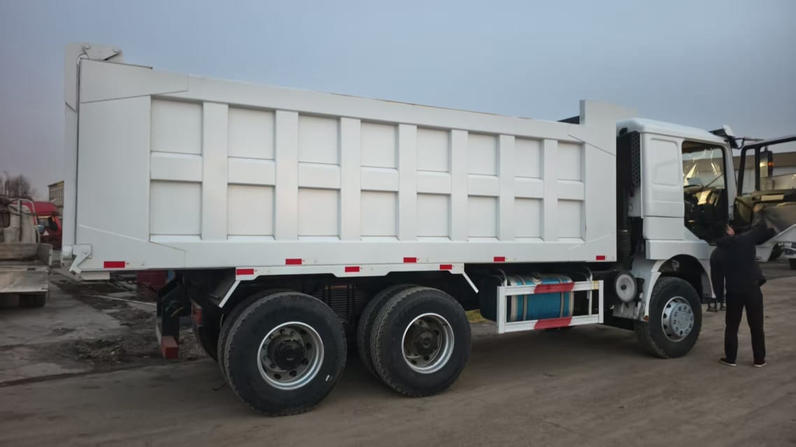 
								Shacman F3000 dump truck full									