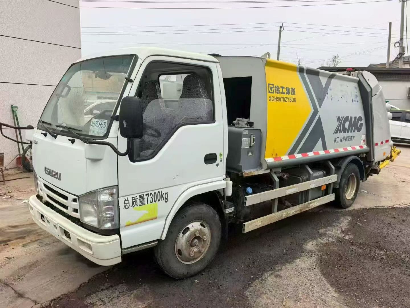 
								Isuzu Garbage truck full									