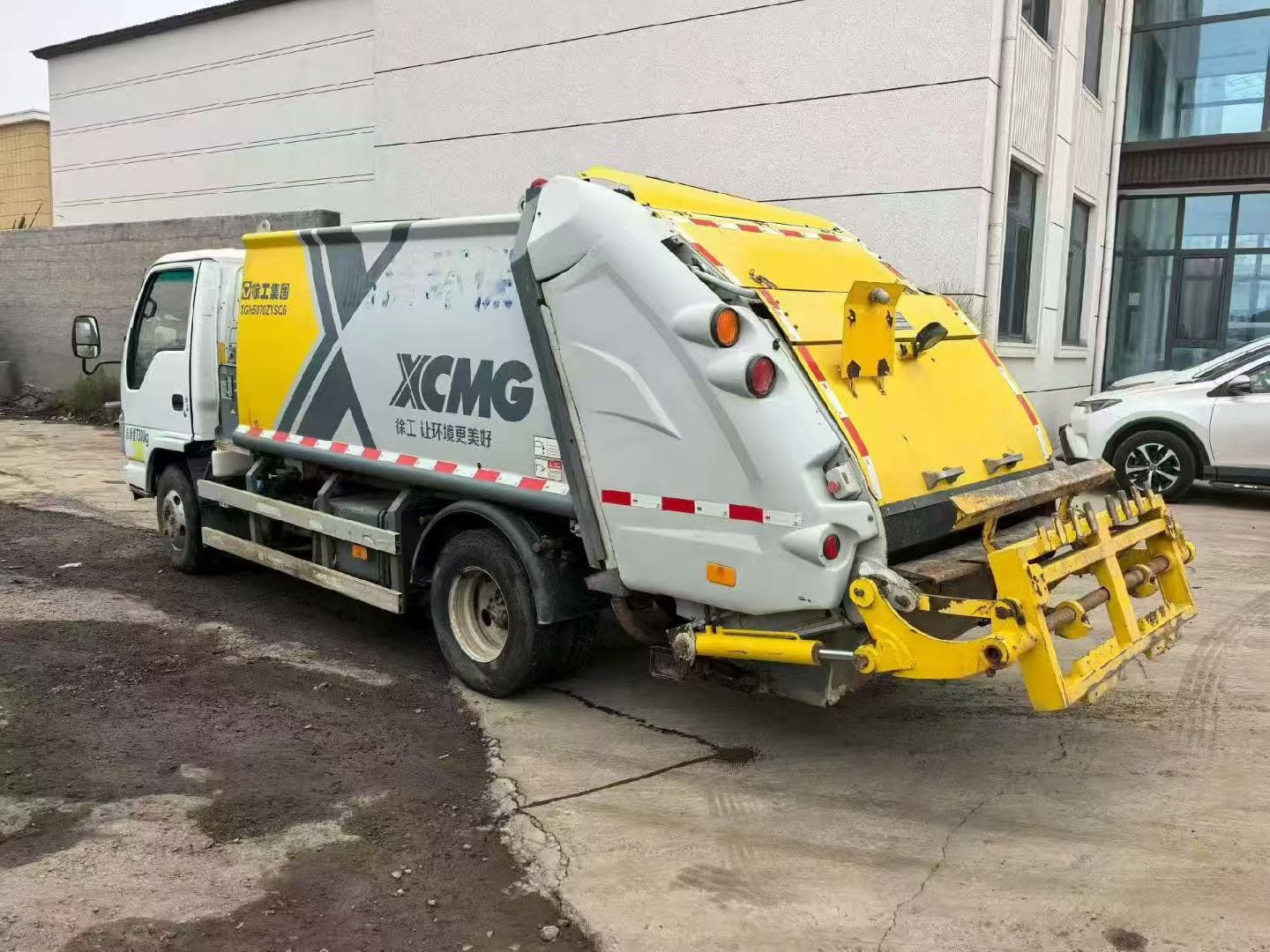 
								Isuzu Garbage truck full									