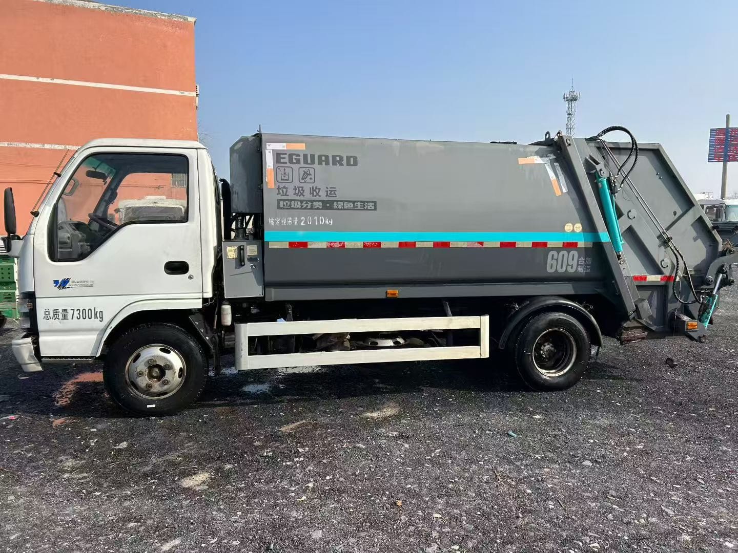 
								Isuzu Garbage truck full									