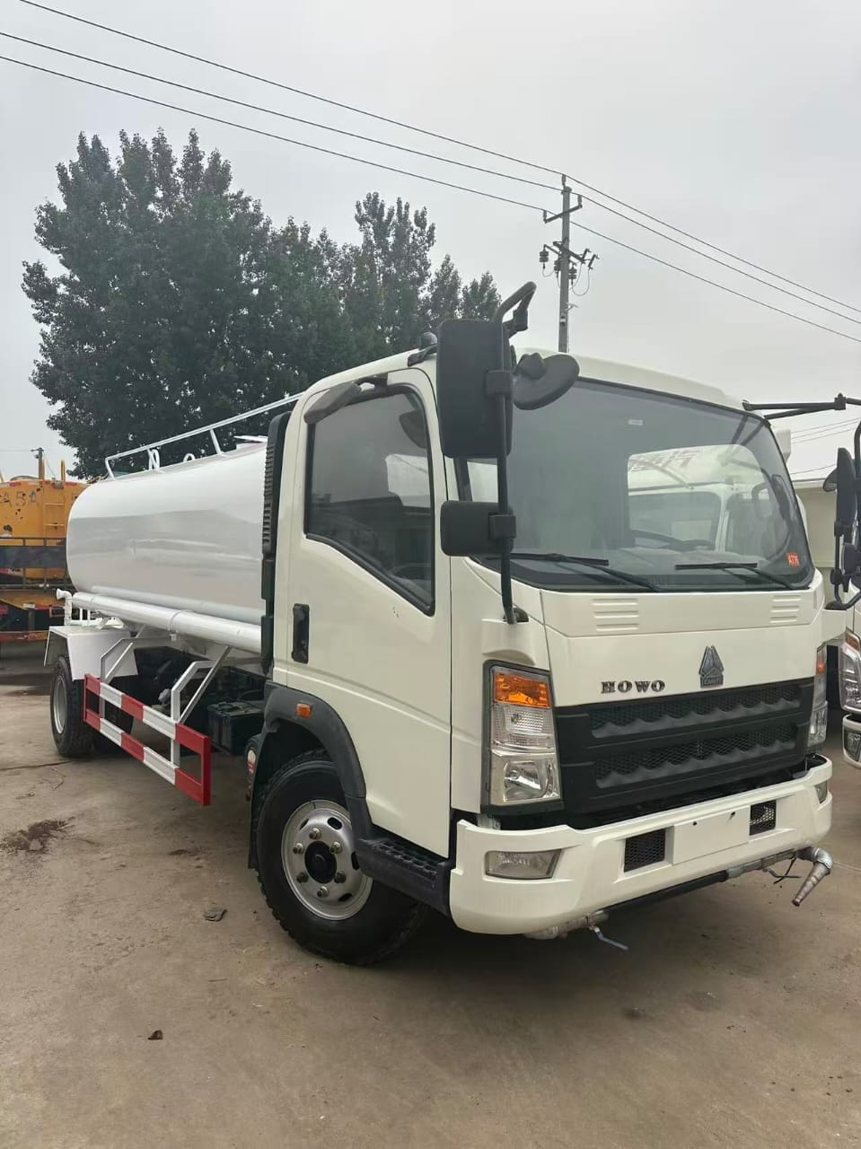 
								Howo water truck full									