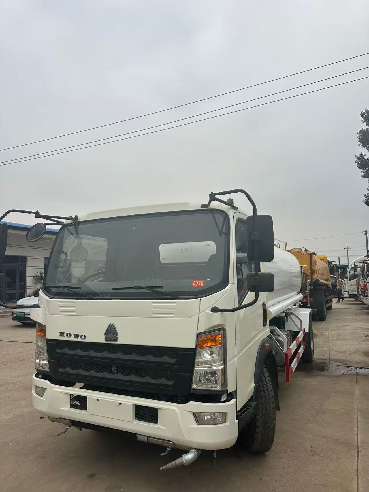 
								Howo water truck full									