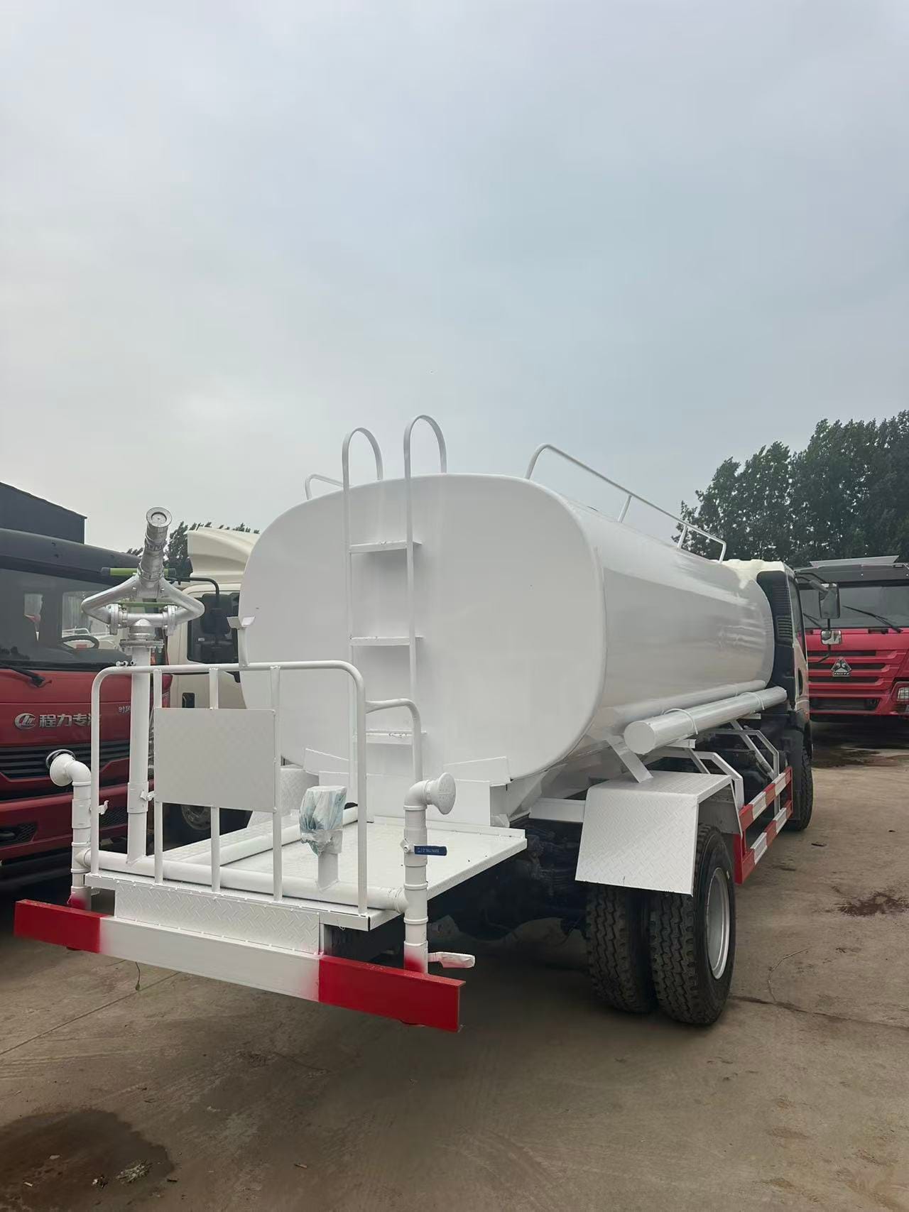 
								Howo water truck full									